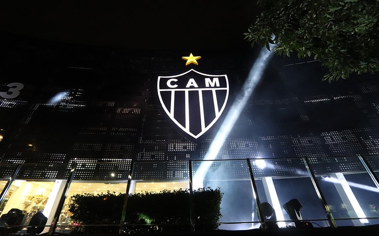 Torcida do Atlético-MG exibe faixas perto da sede do clube para cobrar contratações de reforços