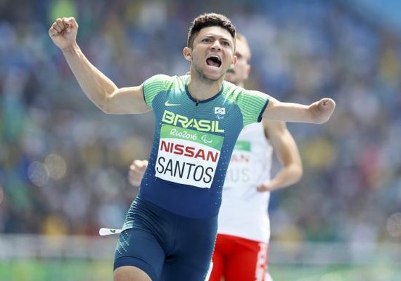 Brasileiro quebra recorde mundial e ganha ouro na final dos 100 metros rasos