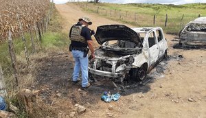 DOis veiculos incendiados