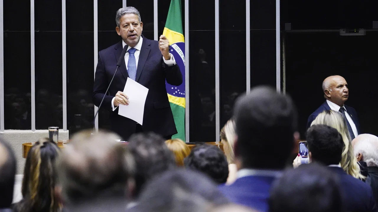 Com caneta cheia de tinta Arthur Lira deve instalar quatro CPI’s na Câmara esta semana