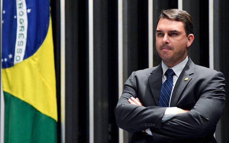 Flávio Bolsonaro apresenta notícia-crime contra Lula no STF