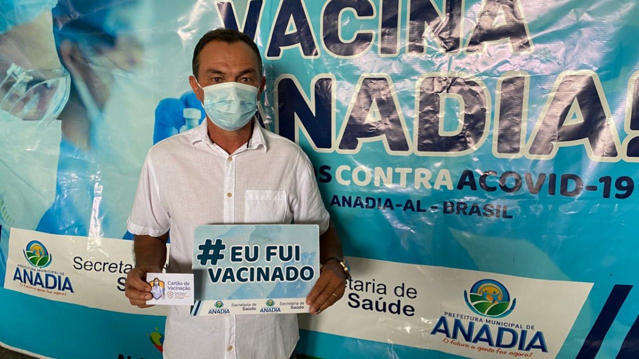Prefeito de Anadia recebe a 1ª dose da vacina contra a Covid-19