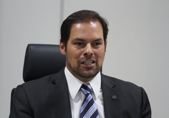 “Não se pode esperar para cortar privilégio”, diz Paulo Uebel