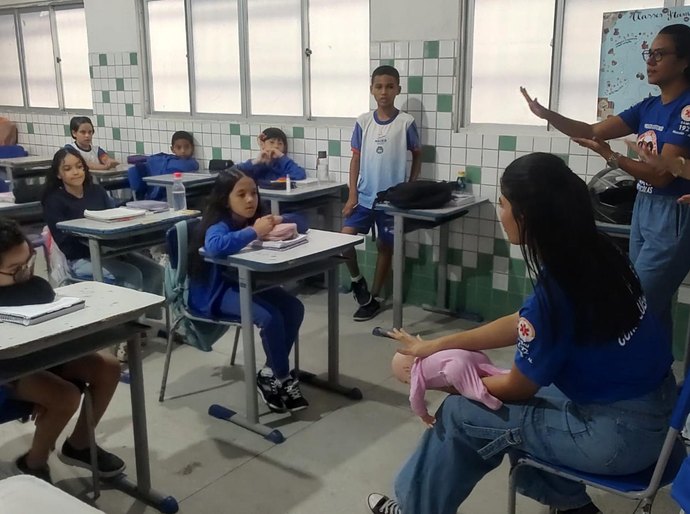 Samu leva primeiros socorros e cidadania à Escola Pompeu Sarmento, em Maceió