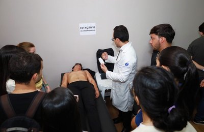 Aula prática de ultrassonografia à beira do leito capacita estudantes de Medicina do Cesmac