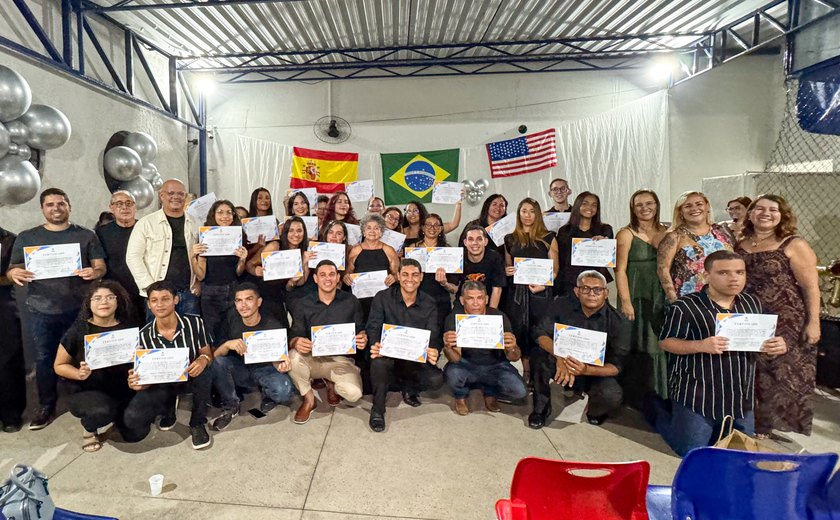 Alunos do Núcleo de Línguas Estrangeiras participam de cerimônia de formatura