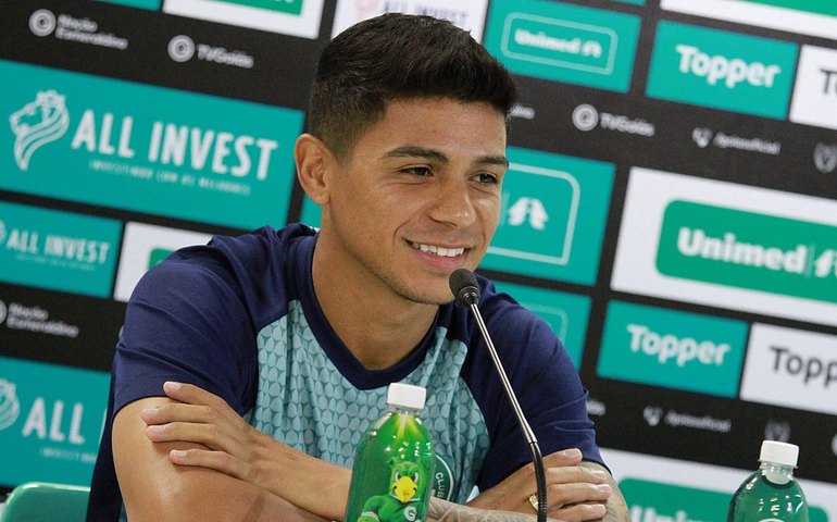 Meia Renatinho fecha com o azulão para 2020