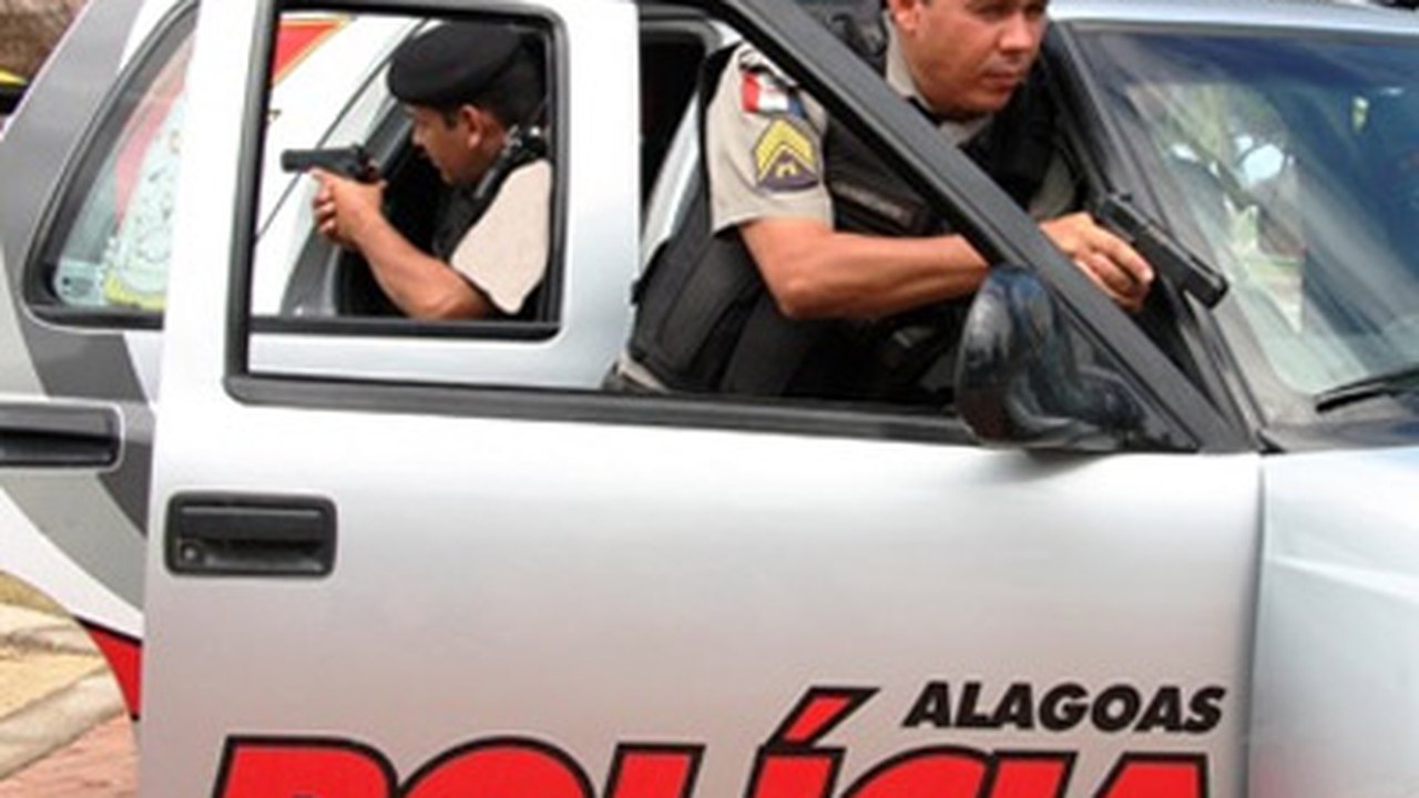 PM apreende armas de fogo e drogas em Murici