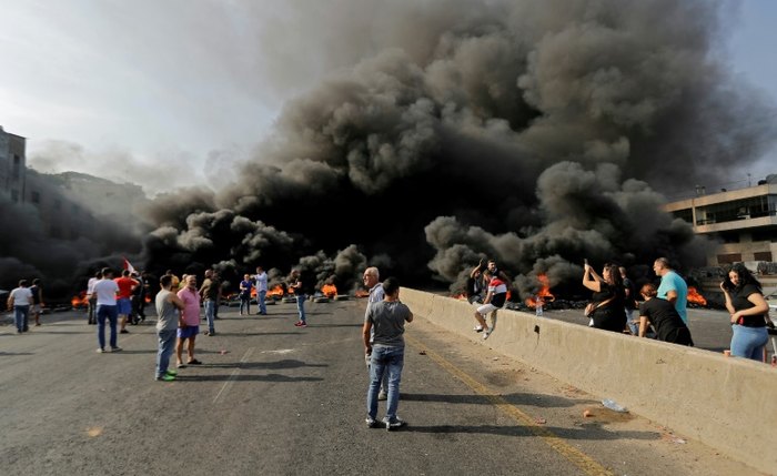 Manifestantes libaneses bloqueiam estrada em Beirute, em 18 de outubro
