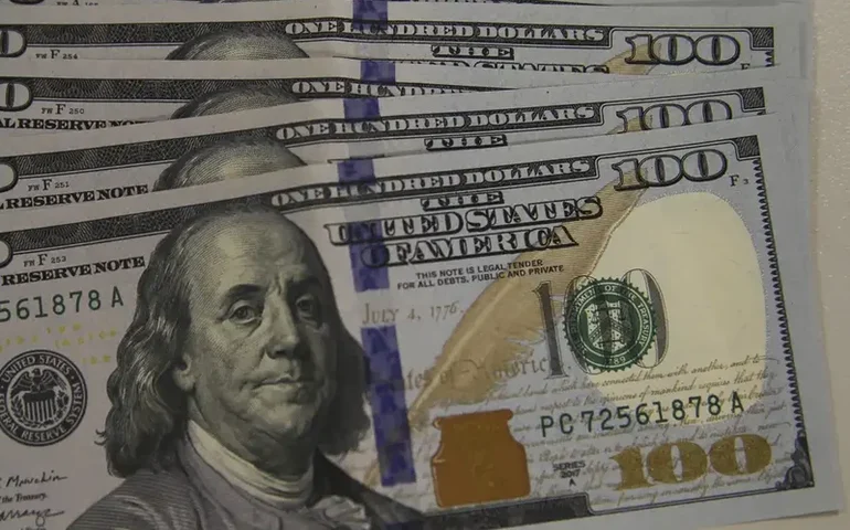 Dólar se afasta de R$ 5,50 após fala de presidente do Fed, mas termina dia em leve alta