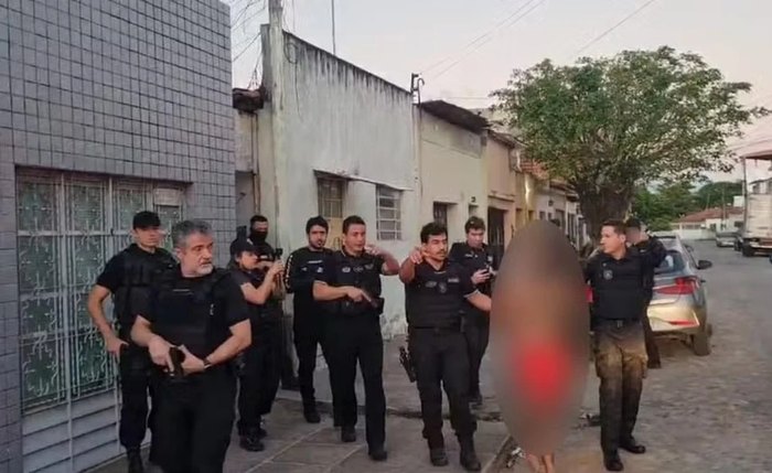 Policiais durante operação contra o crime organizado em Maceió e Arapiraca