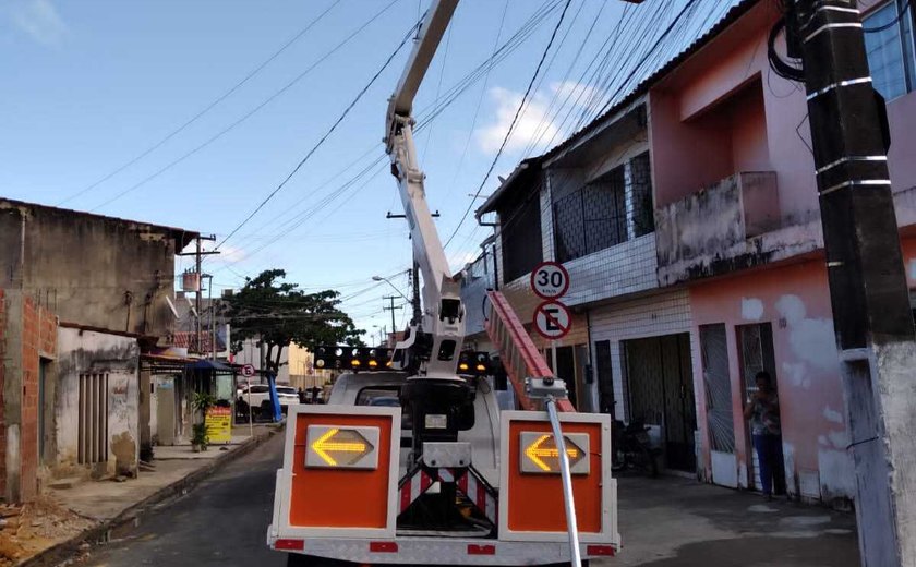 Corredores de ônibus de Jacintinho, Poço, Santa Lúcia e Vergel do Lago ganham  iluminação de LED