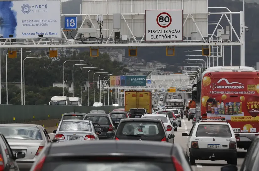 Carro é o principal meio de transporte para o trabalho, diz Censo