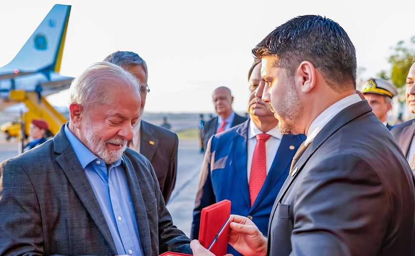 Lula embarca para o Paraguai para posse de Santiago Peña