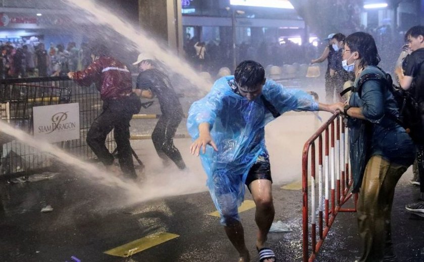 Polícia começa a usar canhões de água contra manifestantes em Bangcoc