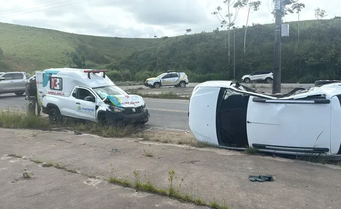Carro ficou destruído após colisão com ambulância em trecho da AL-105, em Matriz de Camaragibe Carro ficou destruído após colisão com ambulância em trecho da AL-105, em Matriz de Camaragibe