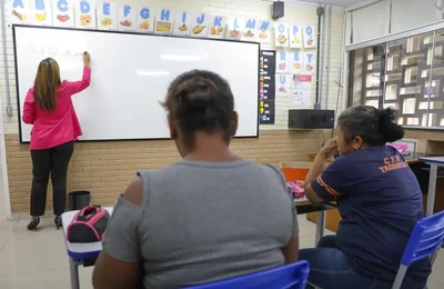Alfabetização de adultos pode aumentar renda em até 16%, aponta estudo