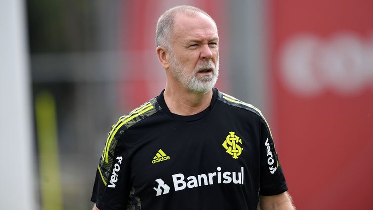 Mano Menezes não revela se vai alterar time do Corinthians no duelo com o Cuiabá no Mato Grosso
