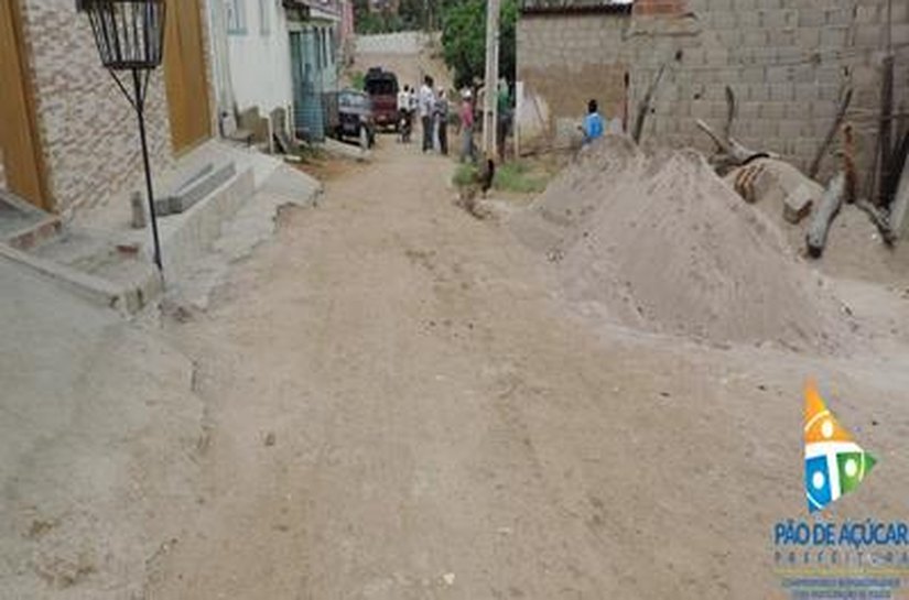 Prefeito de Pão de Açucar visitaa obra de calçamento do Alto Paraíso