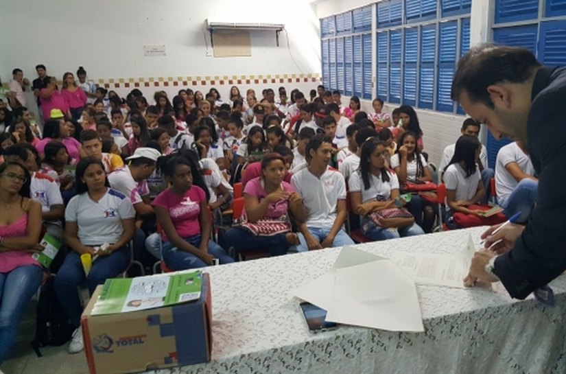 Estudantes têm acesso a programa que aproxima do mercado de trabalho