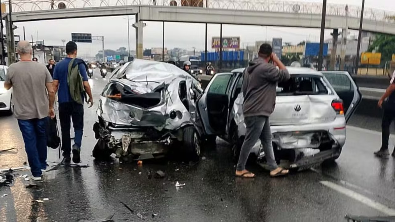 Motorista infarta e engavetamento de 20 veículos deixa feridos no Rio