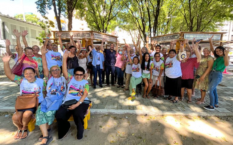 Artesãos da Praça Lions recebem termo de responsabilidade e irão se instalar em nova estrutura