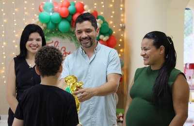 Com apoio do MPAL, crianças vítimas e testemunhas de violência recebem presentes e têm dia de festa em celebração ao Natal