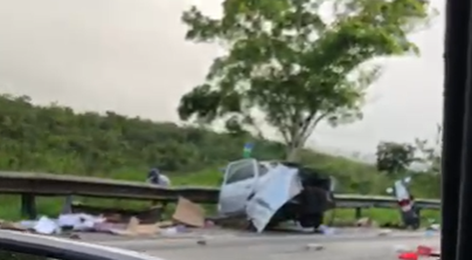 Acidente envolvendo carro e carreta deixa motorista morto em Estância