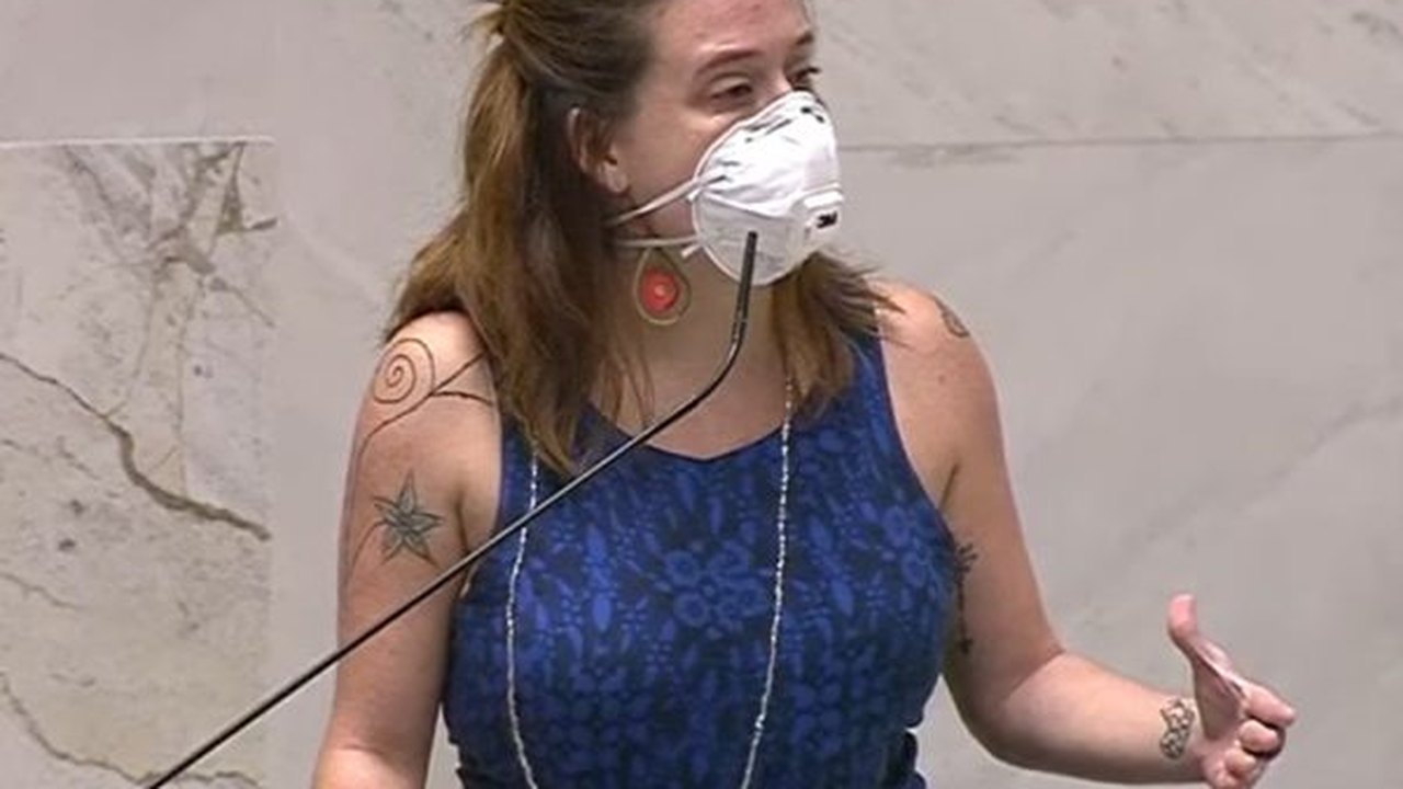 Deputado minimiza declaração de que Isa Penna teve ‘sorte’ por ter sido assediada