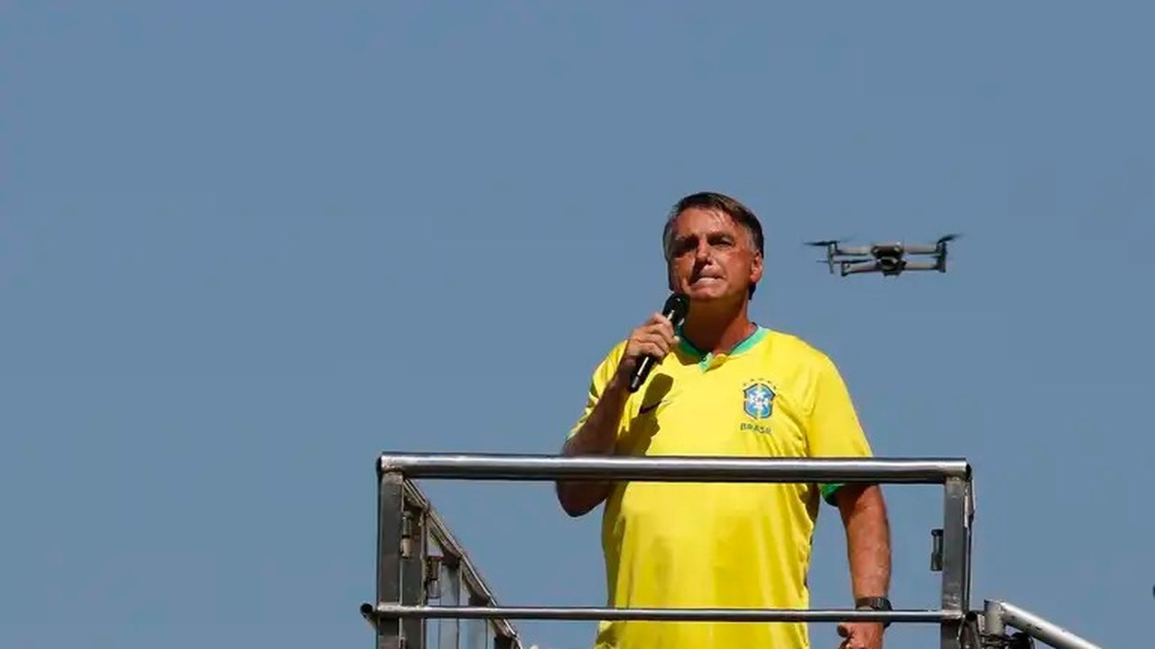 PF encontra cofre de Bolsonaro com recibos de pagamentos milionários