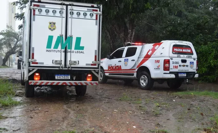 Polícia Militar, Instituto de Criminalística e Instituto Médico Legal estiveram no local