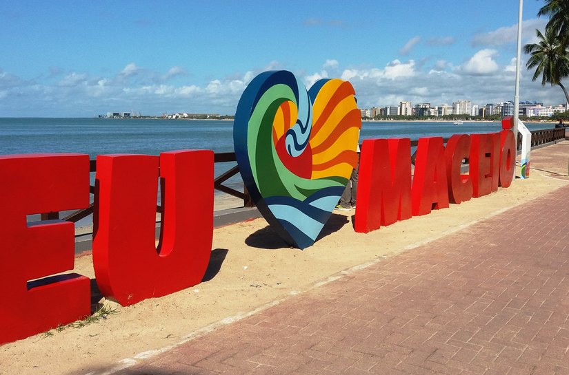Totem da orla ganha novas cores para alertar sobre a saúde do coração