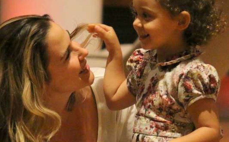 Filha de Guilhermina Guinle esbanja fofura em passeio com os pais