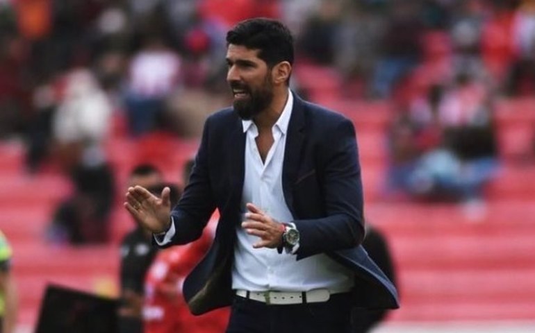 Loco Abreu se revolta e dá um soco no monitor do VAR em partida do César Vallejo