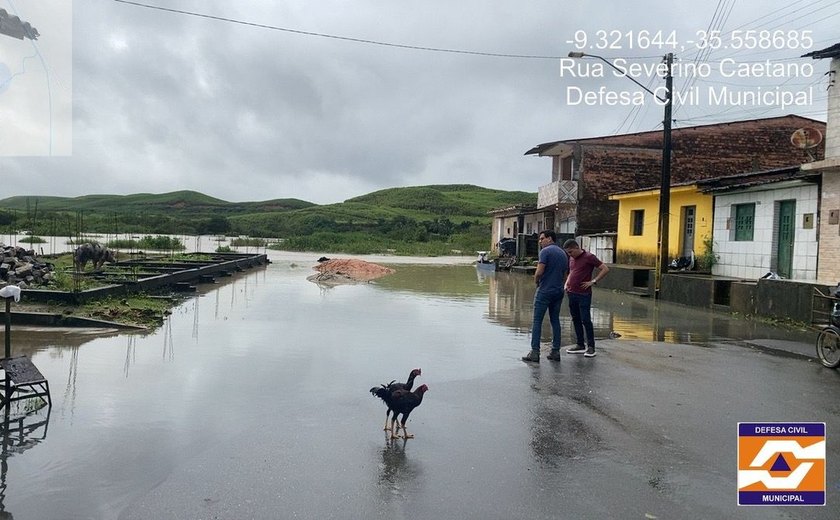 Rios transbordam no Norte de Alagoas e Defesa Civil monitora risco de novos alagamentos