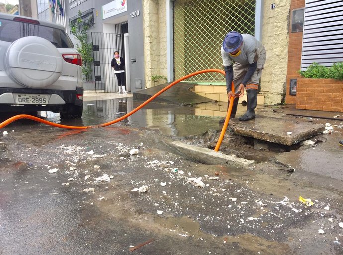 Infraestrutura intensifica serviço de desobstrução em galerias pluviais