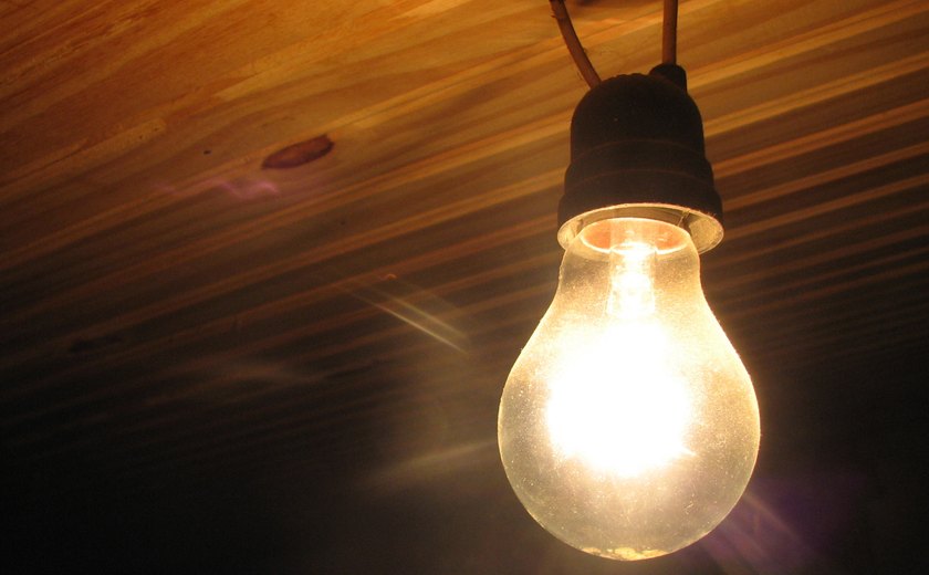 Cobrança extra na conta de luz continua em agosto, diz Aneel