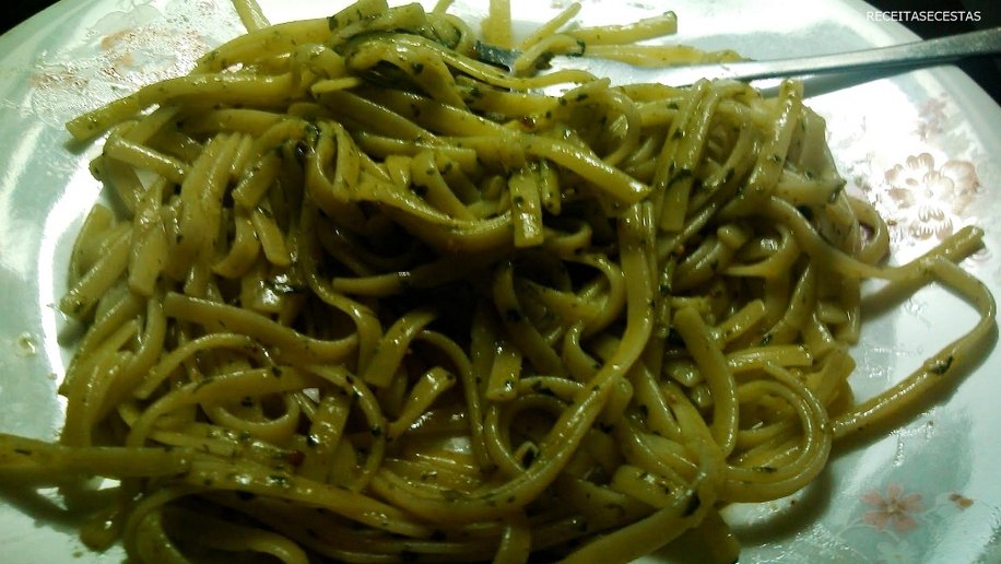Massa ao molho pesto