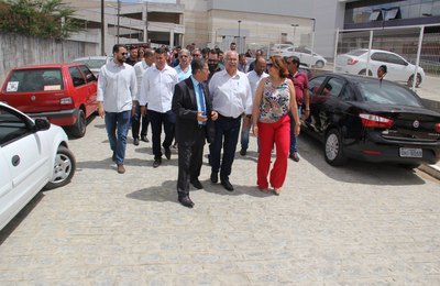 Prefeito Rogério Teófilo visita rua recém-pavimentada no bairro Caititus, em Arapiraca