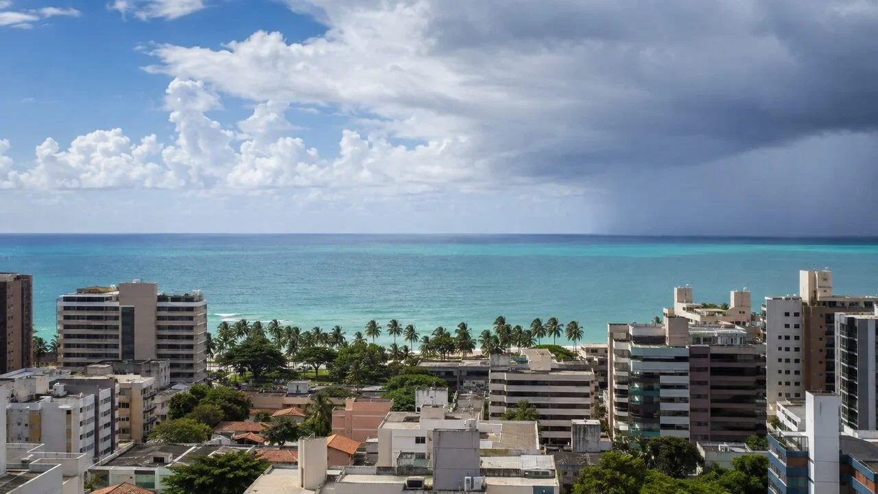 Maceió alterna sol e pancadas neste domingo, com chuva voltando à noite