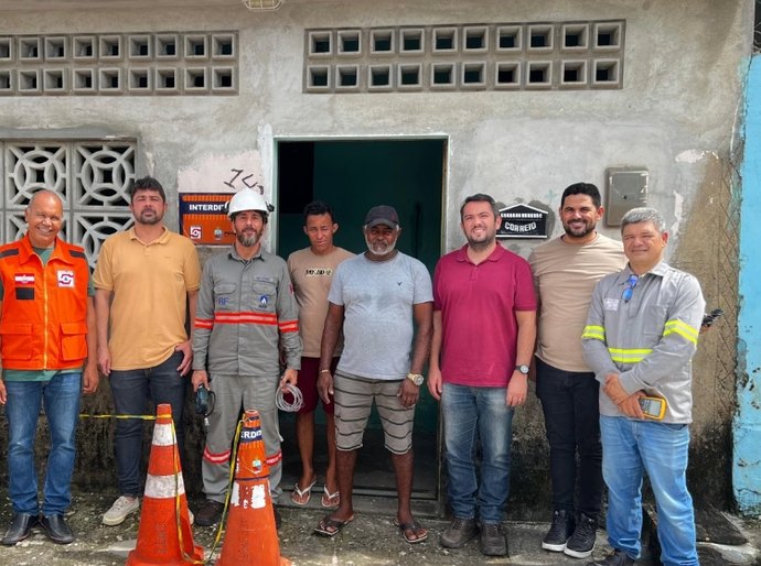 Prefeitura de Penedo realiza nova vistoria técnica para investigar solo de residência que está aquecendo