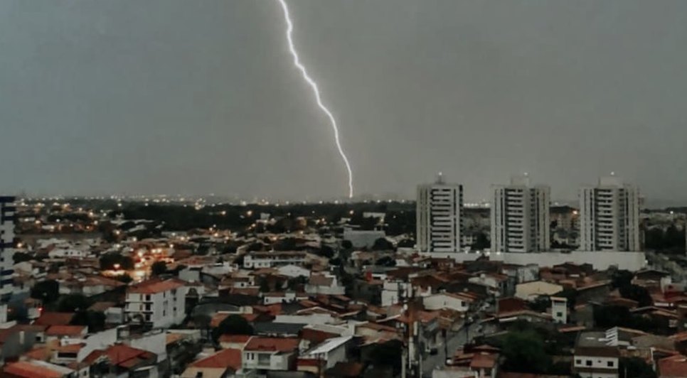 Chuva com descargas elétricas provoca queda de energia em Aracaju