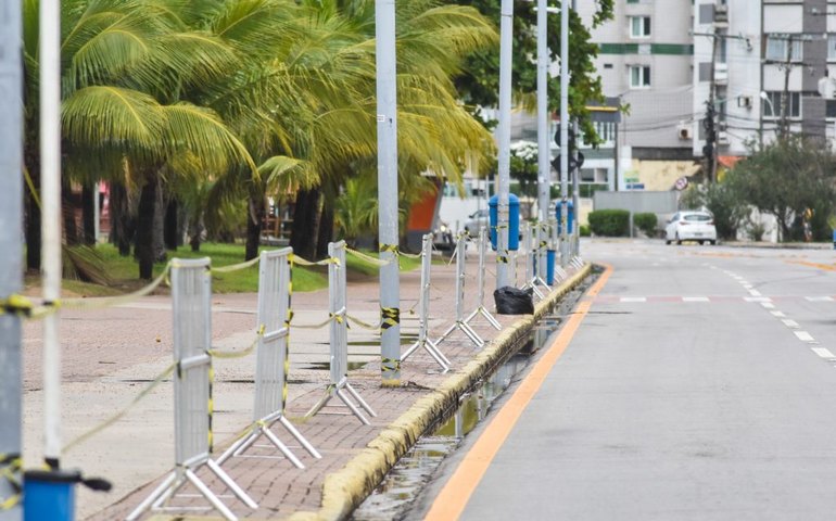 Prefeitura instala equipamentos para isolamento da orlaPrefeitura instala equipamentos para isolamento da orla