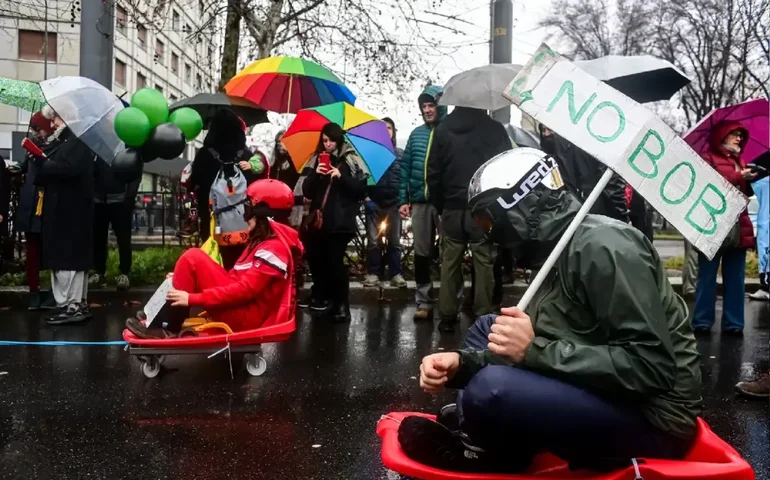 Manifestantes vão às ruas de Milão protestar contra os Jogos de Inverno 2026