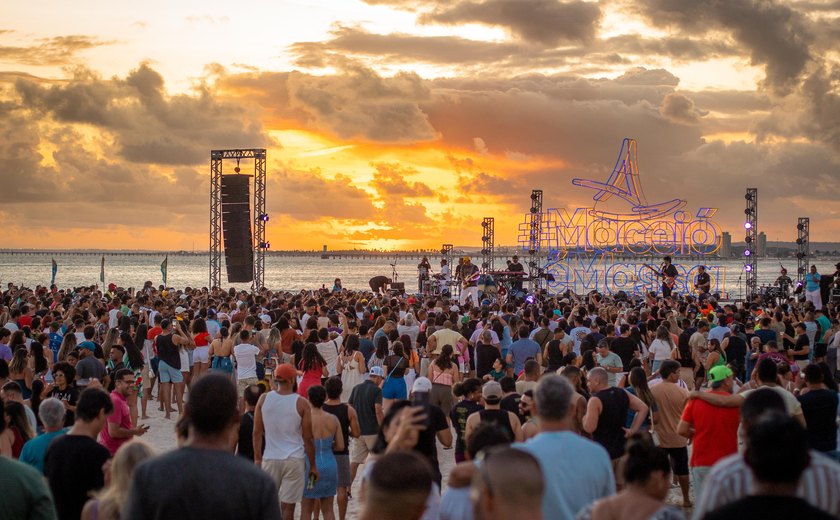 Abertura do verão 2025 é marcada por música e alegria na Praia de Jaraguá