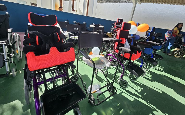 Saúde de Maceió entrega cadeiras de rodas a usuários do Pam Salgadinho