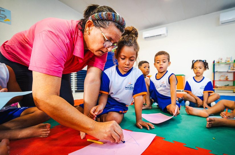 Gestão JHC amplia inclusão e garante mais 800 auxiliares de sala para estudantes da rede municipal