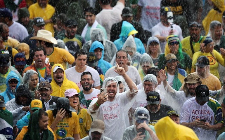 Raio atinge manifestantes na Praça do Cruzeiro, em Brasília