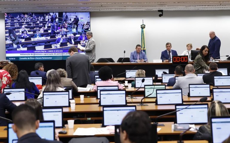 Conselho arquiva processo contra José Medeiros e abre processo contra sete deputados