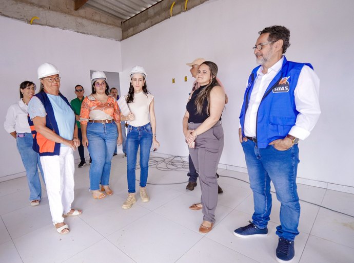 Obras do CRAS Dom Fernando entram na fase final e recebem visita da prefeita Tia Júlia e secretários